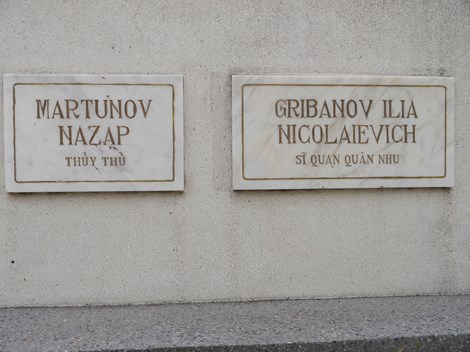 Danh tính cùng công việc của các thủy thủ đoàn được ghi khắc kỹ lưỡng trên từng bia mộ trong khu tưởng niệm