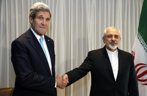 (Rick wilking / Reuters) Ngoại trưởng Mỹ John Kerry với Ngoại trưởng Iran Mohammad Javad Zarif vào ngày 14 trước một cuộc họp ở Geneva.