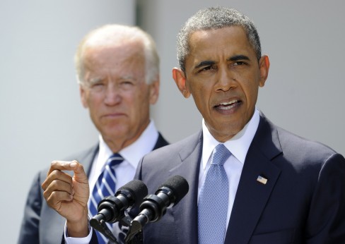 Obama (REUTERS / Mike Theiler) đang nói về Syria bên cạnh là Phó Tổng thống Joe Biden tại Vườn Hồng của Nhà Trắng vào ngày 31 Tháng Tám 2013.