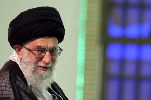 (REUTERS / www.khamenei.ir) Lãnh tụ tối cao Iran Ayatollah Ali Khamenei tại một cuộc họp với các quan chức cấp cao tại Tehran vào ngày 31 Tháng Tám năm 2011.