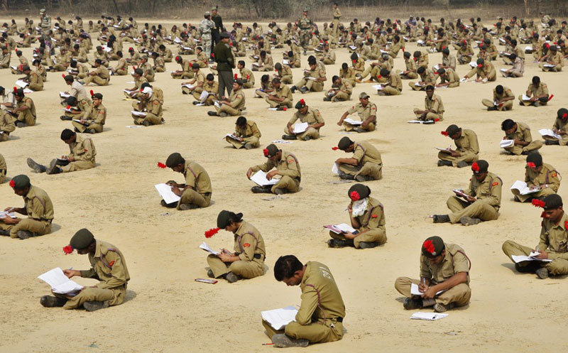 Các học viên của trường huấn luyện quân sự quốc gia tham gia kỳ thi ngoài trời ở thành phố Allahabad, Ấn Độ ngày 5/2/2012. Hơn 2.000 học viên tham dự kỳ thi này để xét học lớp cao hơn. Ảnh: Reuters