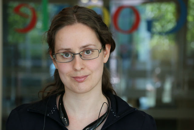 Lenka Trochtová – làm việc trong một đề án bí mật dùng cho Android Wear của Google.