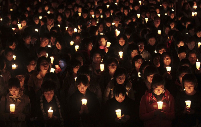 Phụ huynh cầu nguyện cho con em mình thi tốt trong kỳ thi tuyển sinh đại học, cao đẳng ở chùa Bongeun, Seoul, Hàn Quốc ngày 2/11/2013. Ảnh: AP