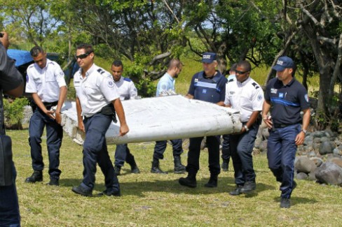 Mảnh vỡ máy bay được tìm thấy ở đảo Reunion, Ấn Độ Dương. Ảnh: AP