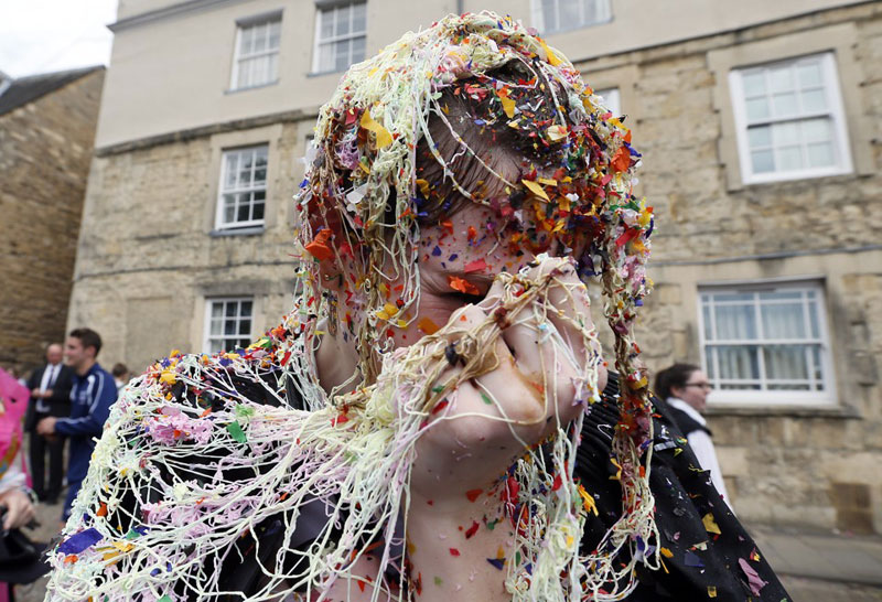 Một sinh viên của University College Oxford bị “đổ rác” lên đầu sau khi hoàn thành kỳ thi vào ngày 7/6/2013. Đổ rác lên đầu là một truyền thống ở ĐH Oxford sau khi kết thúc các kỳ thi. Ảnh: Reuters