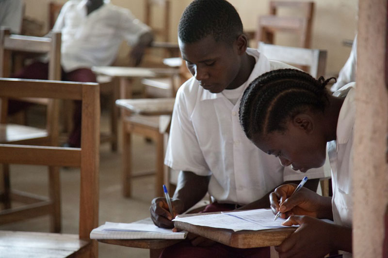 Học sinh Trường Trung học Cestos, Liberia tham dự kỳ thi cuối năm. Ảnh: Flickr