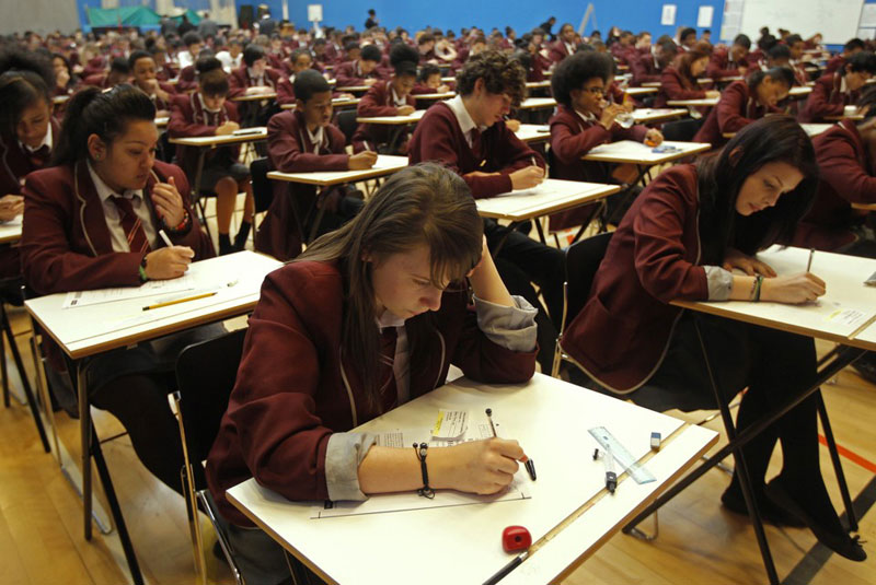 Học sinh bắt đầu làm bài thi toán tại Học viện Harris Nam Norwood, Đông Nam London ngày 2/3/2012. Ảnh: Reuters