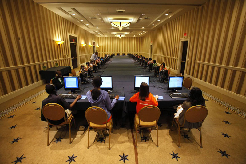 Các thí sinh trong cuộc thi đánh vần quốc gia National Spelling Bee tham gia bài thi viết trên máy tính ở Oxon Hill, Maryland ngày 29/5/2012. Ảnh: AP