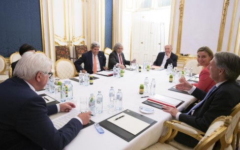 Ngoại trưởng Đức Frank-Walter Steinmeier, Ngoại trưởng Mỹ John Kerry, Bộ trưởng Năng lượng Mỹ Ernest Moniz, Ngoại trưởng Pháp Laurent Fabius, Đại diện cấp cao Liên minh châu Âu Federica Mogherini và Ngoại trưởng Anh Philip Hammond gặp nhau tại khách sạn Palais Coburg diễn ra cuộc đàm phán với Iran được tổ chức, tại Vienna, Áo, Thứ 3 ngày 14 tháng 7 năm 2015.