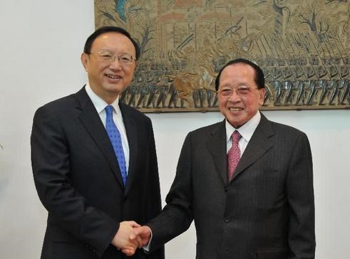 Ủy viên Quốc vụ Trung Quốc Dương Khiết Trì và Ngoại trưởng Campuchia Hor Namhong.