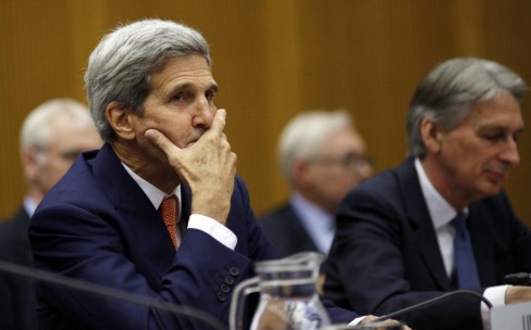 Ngoại trưởng Mỹ John Kerry ngồi bên cạnh Ngoại trưởng Anh Philip Hammond, trong một phiên họp toàn thể được tổ chức tại tòa nhà Liên Hợp Quốc – Vienna - Áo, Thứ Ba, 14 tháng 7 năm 2015.