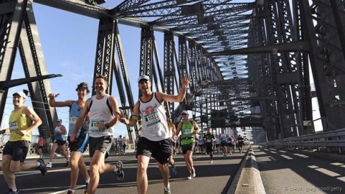 Lễ hội chạy ở Sydney trên cầu ở cảng (Ảnh: Greg Wood/Getty)
