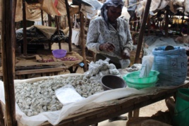Một phụ nữ bán đá odowa ở một khu chợ ven đường, Nairobi, Kenya (Ảnh: R. Ombuor/VOA).
