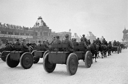 Sau lễ duyệt binh trên Quảng trường Đỏ, các đơn vị Hồng quân Liên Xô tiến thẳng ra mặt trận.