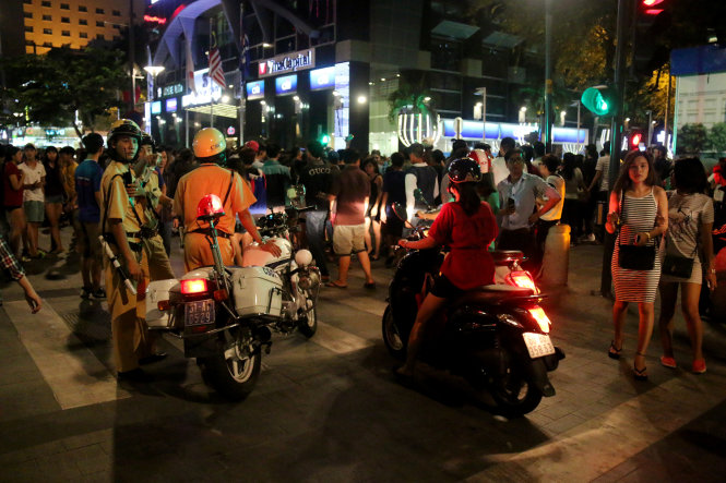 Giao thông hỗn loạn, cảnh sát giao thông phải nhiều lần chặn không cho xe đi vào đường Nguyễn Huệ dù là tối thứ 2 - Ảnh: Ngọc Hiển