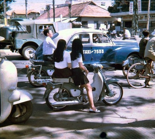 rên đường phố Sài Gòn năm 1970. Váy ngắn xếp li và giày búp bê trông không khác mấy so với những cô gái thời hiện tại. 