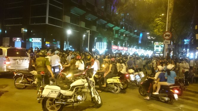 Hàng trăm cảnh sát hình sự, 113 đã tham gia giải tán đám đông trong vụ hẹn "giải quyết" qua mạng Facebook giữa hai cô gái - Ảnh: PV
