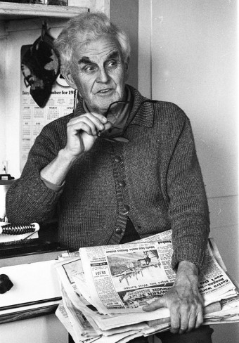 Edgar Evans, hình chụp vào năm 1975, tay cầm những số báo Sao Mai