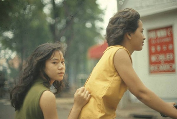 Những khuôn mặt thanh tú, mái tóc thả tự nhiên của thiếu nữ Sài Gòn.