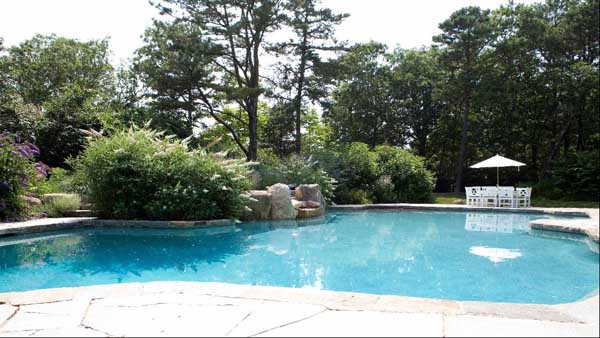 Điền trang cũng có hồ bơi, bể tắm nước nóng lớn nằm trong một khu vườn rất đẹp và rộng
