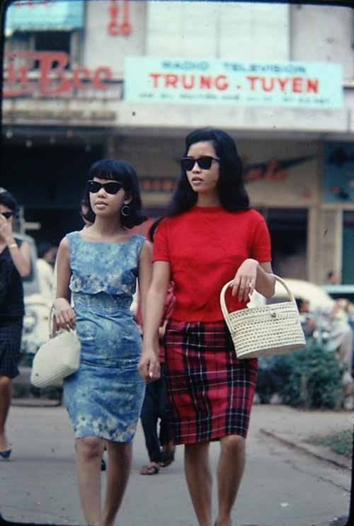 Nhiều người đến Sài Gòn lúc ấy đều ngạc nhiên về nét đẹp hiện đại và ăn mặc hợp mốt của những quý cô thành thị. Váy suông, bó sát, váy xòe... du nhập vào các đô thị miền Nam những năm 60, 70 và nhanh chóng được phụ nữ đón nhận.