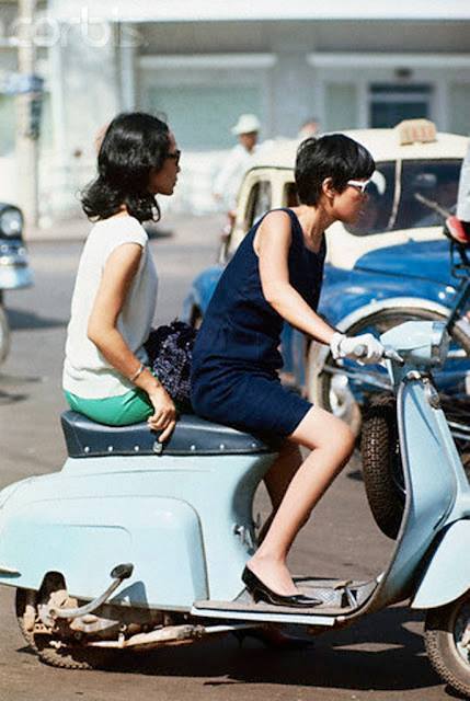 Trong ký ức nhiều người, nét đẹp của thiếu nữ Sài Gòn còn là hình ảnh của họ bên những chiếc xe. Hai loại tiêu biểu là xe Vespa của Italy và Velo Solex, loại xe của Pháp có gắn động cơ phía trước. Hình ảnh những cô gái Sài Gòn tự lái xe Vespa hay Cub mang nét quyến rũ và cá tính.