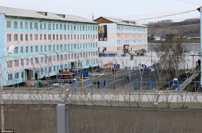 Nhà tù an ninh nghiêm ngặt nằm gần thành phố Krasnoyarsk của Siberia. Đây là nơi thụ án của những phạm nhân đặc biệt nghiêm trọng, thường liên quan tới ma túy hoặc giết người. 260 kẻ từng bị giam giữ ở đây đã giết chết tổng cộng 800 người trước khi bị bắt, BBC đưa tin.