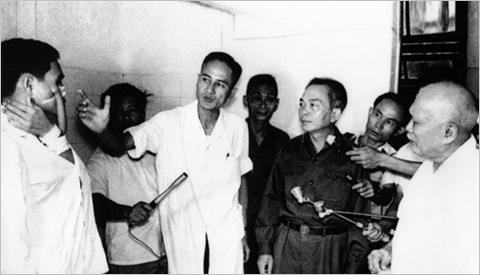Giáo sư Nguyễn Huy Phan báo cáo phương pháp tạo hình nhân một trường hợp thương binh nặng với Đại tướng Võ Nguyên Giáp và Bác Tôn Đức Thắng, ngày 27-7-1974. Ảnh TL/ Toquoc.vn