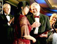  Trước mặt Tổng thống George W. Bush, Cô Nhanny Heil trao tặng giải thưởng cho ông Chick Herrity. AFP PHOTO Andrew COUNCILL