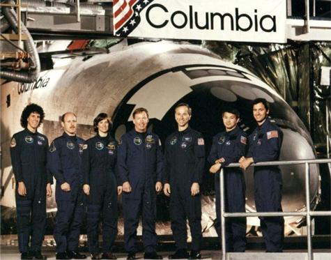 Trịnh Hữu Châu (Eugene Trinh), nhà vật lý thiên văn, là người tham gia vào chuyến bay STS-50 của NASA. Ông trở thành người Mỹ gốc Việt đầu tiên bay vào vũ trụ vào ngày 25/6/1992. Ông ở ngoài vũ trụ 13 ngày 19 giờ 30 phút. Sự tương đồng đáng kinh ngạc giữa “Trái đất thứ hai” với Địa cầu Phát hiện cá sấu khổng lồ từng thống trị Trái đất trước khủng long Siêu cá mập Megalodon – Sát thủ hung tợn nhất lịch sử Trái đất Trịnh Hữu Châu (Eugene Trinh), nhà vật lý thiên văn, là người tham gia vào chuyến bay STS-50 của NASA. Ông trở thành người Mỹ gốc Việt đầu tiên bay vào vũ trụ vào ngày 25/6/1992. Ông ở ngoài vũ trụ 13 ngày 19 giờ 30 phút. Phi hành gia Trịnh Hữu Châu. Ảnh: Wikipedia Eugene Trịnh (tên khai sinh là Trịnh Hữu Châu) sinh ngày 24/09/1950 tại Sài Gòn. Ông là con trai út của kỹ sư công chánh Trịnh Ngọc Sang. Năm 1953, ông cùng với gia đình sang định cư ở Pháp, nơi đây chính là tiền đề phát triển sự nghiệp của chàng kỹ sư tài năng này. Trịnh Hữu Châu học trung học tại Trường Michelet (Paris) và lấy bằng năm 1968. Sau đó, ông sang Mỹ học ngành chế tạo máy và vật lý ứng dụng tại Đại học Columbia, tốt nghiệp năm 1972. Trong hai năm liên tiếp 1974 và 1975, chàng trai Sài Gòn này nhận học bổng và bảo vệ thành công các luận án thạc sĩ khoa học và triết học. Châu tiếp tục học lên tiến sĩ và năm 1977 lấy được bằng vật lý ứng dụng của Đại học Yale lừng danh. Năm 1979, NASA ngắm Eugene như là một tài năng hiếm thấy và ngay lập tức ông được mời vào làm việc tại phòng thí nghiệm về sức đẩy phản lực của NASA. Trong thời gian này, ông kết thúc khóa học sau tiến sĩ và tham gia các hoạt động nghiên cứu của Viện Kỹ thuật California dưới sự hỗ trợ của NASA. Hiện tại, ông đang làm Giám đốc bộ phận khoa học tự nhiên tại trụ sở của NASA ở thủ đô Washington D.C., Mỹ. Hành trình bay vào vũ trụ của Eugene Trịnh Năm 1983, NASA chọn ông để huấn luyện thành chuyên viên sức đẩy làm việc cho phòng thí nghiệm không gian 3 (Spacelab 3) của mình. Ông trở thành người dự khuyết cho chuyên viên sức đẩy nổi tiếng Taylor Wang. Trịnh Hữu Châu thứ 2 từ trái sang cùng phi hành đoàn tàu Columbia STS - 50 Tháng 8/1990, NASA cái tên Eugene Trịnh được điền vào danh sách thành viên nghiên cứu sức đẩy tại phòng thí nghiệm vi trọng lực của tàu con thoi. Ngày 25/06/1992, sau khi hoàn thành hai năm huấn luyện, ông có mặt trong chuyến bay của tàu con thoi Columbia STS – 50 bay lên không gian. Ông ở ngoài vũ trụ 13 ngày 19 giờ 30 phút. Trong một buổi thuyết trình, khi được hỏi là ông đã nhìn thấy gì khi ở trên quỹ đạo, Trịnh Hữu Châu đã trả lời rằng: "Đó là Việt Nam! Tôi đã nhìn thấy quê hương tôi. Nó mới hiền hòa làm sao!". "Tôi nhớ là chúng tôi đã bay vòng quanh thế giới, mất khoảng một tiếng rưỡi, bay nhiều lần ngang vùng Đông nam Á. Và tuy phần lớn đều gặp nhiều mây che phủ, song tôi nhớ đã ba lần chúng tôi bay bên trên Việt Nam, Campuchia và những nước khác trong vùng, nhìn xuống thấy rất rõ ràng. Những lúc ấy làm tôi nghĩ đến liên hệ của mình, đến đất nước quê hương, nơi mình đã xuất thân từ đó. Tôi không phải là người nặng về tình cảm, song luôn luôn có một cái gì, nhất là khi đang bay bên trên, làm ta nhớ đến nguồn gốc của mình." Như vậy, Trịnh Hữu Châu đã trở thành người Mỹ gốc Việt đầu tiên bay vào vũ trụ, đồng thời là người Việt thứ hai bay vào vũ trụ sau khi anh hùng Phạm Tuân làm được điều kỳ diệu tương tự trước đó 12 năm (1980). Ngoài việc đảm trách vai trò là Giám đốc bộ phận khoa học tự nhiên tại tổng hành dinh của NASA, Trinh Hữu Châu còn là giáo sư trợ giảng ngành cơ học tại Đại học Nam California ở Los Angeles. Hoạt động nghiên cứu của anh mở rộng trên các lĩnh vực vật lý truyền âm, động lực chất lỏng, vật liệu học, hệ thống chân không. Từ năm 1972 đến 1979, anh đã thực nghiệm và khảo cứu vật lý về chất Plasma, nhiệt động học và vật lý âm hưởng học. Anh đã thu thập được rất nhiều kiến thức cũng như kinh nghiệm về những hệ thống chân không, sự thoát những chất khí và dụng cụ đo quang phổ, sự chuyển động của âm thanh tại những tần số cao độ, chuyển động của âm thanh và sự tác động qua lại của âm thanh với những chất liệu thuộc sinh vật học và tế bào sống. Nghiên cứu vật lý truyền âm, áp suất truyền bức xạ đã được ứng dụng vào các đề tài điều tra bề mặt trái đất và sự biến đổi thuộc tính của chất lỏng trong điều kiện không trọng lực. Kỹ thuật tần số thấp cũng được anh giới thiệu và ứng dụng cho các chức năng liên kết thu thập dữ liệu quang học trong các thí nghiệm rơi ở trọng lực thấp. Anh là người phát minh ra thiết bị xác định vị trí của các giọt nhỏ trong gas và bong bóng ở trong chất lỏng được thiết kế và vận hành trong điều kiện thiếu trọng lực và các công cụ đo lường vi trọng lực đặt trong máy bay phản lực KC-135 của NASA. Phát triển công nghệ sóng âm trong điều kiện nhiệt độ cao, anh tiến hành các phép đo cường độ âm thanh, phân tích các dữ liệu hình ảnh tự động hóa thu được trong không gian. Hầu hết nghiên cứu của anh đều ứng dụng vào phát triển những kỹ thuật điều khiển chất lỏng không bình chứa cho phòng thí nghiệm và trạm không gian. Tính đến nay, Trịnh Hữu Châu đã có 40 công trình khoa học được công bố trên các tạp chí khoa học lớn của Mỹ và châu Âu: Tạp chí Cơ học chất lỏng, Tạp chí Sóng âm học, Tạp chí Nghiên cứu khoa học ứng dụng, Tạp chí Truyền dẫn nhiệt, Tạp chí Vật lý chất lỏng, Tạp chí Vật lý châu Âu ứng dụng... Anh còn là thành viên của các hiệp hội nghiên cứu không gian như Tổ chức Nghiên cứu Sigma Xi, Hội Cơ học Mỹ, Hội Vật lý Mỹ, Viện Hàng không và vũ trụ Mỹ, Hiệp hội Khám phá không gian. Anh được mời tham dự hàng chục cuộc hội thảo và giảng dạy tại các trường đại học, trung học trên toàn nước Mỹ. Với những đóng góp cho lịch sử chinh phục vũ trụ, NASA đã trao tặng Trịnh Hữu Châu Huy chương Phi hành gia, Huy chương Thành tựu khoa học đặc biệt, và bốn bằng phát minh cùng với các đồng nghiệp (Taylor Wang, D. Ellerman và A. Croonquist). Từ năm 1985 cho tới nay, anh đã nhận được bảy giải thưởng công nghệ của NASA.