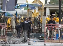 Vụ nổ bom ở ngay trung tâm Bangkok hôm 17/8 khiến cho cộng đồng người Việt tại Thái Lan hoang mang, lo sợ. Ngoài lý do an toàn, người Việt ở Bangkok còn lo lắng về thu nhập trong tương lai. Vụ nổ bom ở ngay trung tâm Bangkok hôm 17/8 khiến cho 22 người thiệt mạng và hơn 100 người bị thương tính cho đến thời điểm hôm 18/8. Thông tin từ Văn phòng Cảnh sát Hoàng gia Thái Lan cho biết trong số những nạn nhân bị thiệt mạng trong vụ nổ bom có một số khách du lịch đến từ Trung Quốc, Đài Loan, Malaysia, Philippines… và một vài người còn chưa nhận diện được. Bộ Ngoại giao Việt Nam vừa xác nhận có một công dân Việt Nam nằm trong số những nạn nhân bị thương đang được điều trị tại bệnh viện của chính phủ Thái. Người sinh sống ở đây cũng lo lắng, hoảng sợ lắm. Hồi chiều ở đây, gần Sathorn, cũng có một vụ đánh bom mới mà cũng may không chết người. Bom nổ ở ngay khu vực gần nhà em, khu vực cũng đông người, mà bom ở trên rớt xuống nước và nổ dưới nước luôn. Người chạy tán loạn mà cũng may không chết người nào. Anh Nguyễn Văn Lê, một người Việt đang sinh sống tại Bangkok. Linh mục Lê Ngọc Đức ở Bangkok mới đi thăm nạn nhân người Việt duy nhất, tính cho đến thời điểm này, và cho biết tình hình của anh: “Hôm nay tới thăm em đó thì thấy họ đã băng bó hai vùng chân phía dưới gần bàn chân. Mắt bị bầm tím thì họ cũng cho nhỏ mắt. Họ nói cũng phải mất một thời gian để vết thương lành”. Linh mục Đức cũng cho biết sau khi vụ đánh bom xảy ra, đường phố Bangkok hôm 18/8 vắng hơn hẳn ngày thường. “Đi ngang qua khu vực trung tâm, khu Victory Monument, chỗ tượng đài Chiến thắng, rồi lúc về cũng đi ngang qua khu vực Pratunam, bình thường những khu vực này rất kẹt xe, mà chiều nay (18/8) đi lúc 6:30 – 7 giờ mà nói chung xe vẫn nhiều nhưng chạy đều đều, không bị kẹt và đi rất nhanh”. Hoang mang Anh Nguyễn Văn Lê, một người Việt đang sinh sống tại Bangkok, cho biết cộng đồng người Việt khá hoang mang, lo lắng sau vụ đánh bom. Những ngày này, họ thường xuyên theo dõi tin tức trên các kênh truyền thông Thái và Việt. “Người sinh sống ở đây cũng lo lắng, hoảng sợ lắm. Hồi chiều ở đây, gần Sathorn, cũng có một vụ đánh bom mới mà cũng may không chết người. Bom nổ ở ngay khu vực gần nhà em, khu vực cũng đông người, mà bom ở trên rớt xuống nước và nổ dưới nước luôn. Người chạy tán loạn mà cũng may không chết người nào. Các quá hàng ở khu vực em cũng vắng người đi lại, vắng người đến ăn uống”. Cảnh sát điều tra hiện trường đền thờ Erawan một ngày sau vụ đánh bom giết chết ít nhất 22 người và làm bị thương 120 người khác. Cảnh sát điều tra hiện trường đền thờ Erawan một ngày sau vụ đánh bom giết chết ít nhất 22 người và làm bị thương 120 người khác. Linh mục Đức cho biết vụ nổ bom dù không ảnh hưởng lập tức đến cộng đồng Việt tại Thái, nhưng người Việt khá lo lắng về tương lai kinh tế của họ. “Trực tiếp thì không có ảnh hưởng nhiều lắm. Tuy nhiên nếu vấn đề này mà ảnh hưởng đến kinh tế của Thái Lan thì chắc chắn công việc của các bạn cũng sẽ bị ảnh hưởng về thu nhập vì thường thường các bạn mưu sinh qua các dịch vụ như may, làm quán, hoặc bán những thứ này thứ kia. Nếu kinh tế bị ảnh hưởng và khách du lịch không đến Thái Lan hoặc người Thái không đi ra ngoài mua sắm, ăn uống thì thu nhập của các bạn cũng sẽ bị ảnh hưởng”. Chị Đặng Thị Thiết cũng là một người Việt sang Bangkok làm việc từ cả chục năm nay. Mỗi năm chị đều đi đi về về giữa Việt Nam và Thái. Chị cho biết gia đình chị từ hôm qua tới nay không ai dám ra khu vực trung tâm mà chỉ đi chợ gần nhà, dù quán ăn của gia đình tại Bangkok vẫn mở cửa. “Nhà em cũng đang sợ này, mà chừ biết đường mô tê. Đang ở nhà chứ cũng không dám ra ngoài vì sợ họ bỏ [bom] nữa. Cũng không biết được họ bỏ chỗ mô, không biết được nên chừ ở nhà cả chứ không dám ra“. Nhà em cũng đang sợ này, mà chừ biết đường mô tê. Đang ở nhà chứ cũng không dám ra ngoài vì sợ họ bỏ [bom] nữa. Chị Đăng Thị Thiết, người Việt ở Bangkok nói. Chị Thiết cho biết nếu tình hình trở nên căng thẳng quá, chị có thể sẽ trở về Việt Nam. “Ở nhà thì răng mô cũng hơn nhưng mà vì hoàn cảnh thì cũng phải đi làm ăn. Nếu giả sử mà khó khăn quá thì cũng phải về Việt Nam chứ nói mà nghĩ [đến chuyện] ở đây luôn thì có lẽ cũng không ở được”. Thiệt hại cho kinh tế Thái Lan Các thành viên trong gia đình đứng cạnh quan tài của một nạn nhân vụ đánh bom đền Erawan tại một bệnh viện ở Bangkok, ngày 18/8/2015. Các thành viên trong gia đình đứng cạnh quan tài của một nạn nhân vụ đánh bom đền Erawan tại một bệnh viện ở Bangkok, ngày 18/8/2015. Linh mục Lê Ngọc Đức khuyên người Việt Nam nếu đi du lịch sang Thái thì nên tránh những khu vực sầm uất, đông đúc vì lý do an toàn. “Người chủ mưu sự việc này họ cố ý gây thiệt hại nhiều nhất có thể. Nếu mình đi du lịch trong thời gian gần đây thì chắc chắn là tránh những nơi sầm uất như vậy. Có thể phải đi xa hơn hoặc đi ra khỏi thành phố thì mình sẽ cảm thấy an toàn hơn”. Thông tin ban đầu cho biết một thiết bị nổ đã được cài đặt bên trong đền thờ Ấn giáo Erawan, nằm ở giao lộ Ratchaprasong và Pathum Wan của khu vực đông đúc du khách ở trung tâm Bangkok, đã phát nổ vào giờ cao điểm tối thứ Hai. Người Việt ở Thái Lan lo ngại về an toàn và kinh tế sau vụ nổ bom Danh mục Tải Phó thủ tướng Chính phủ và Bộ trưởng Quốc phòng Thái Prawit Wongsuwan đã gửi lời chia buồn đến gia đình các nạn nhân. Bangkok Post trích lời ông này nói còn quá sớm để biết vụ tấn công là vì động cơ chính trị hay khủng bố, nhưng chắc chắc nhằm “tiêu diệt nền kinh tế và ngành du lịch Thái, vì nó xảy ra ngay khu vực trung tâm thương mại của Bangkok”. Hiện cảnh sát Thái Lan đang tiến hành điều tra để tìm chủ mưu vụ đánh bom trên.