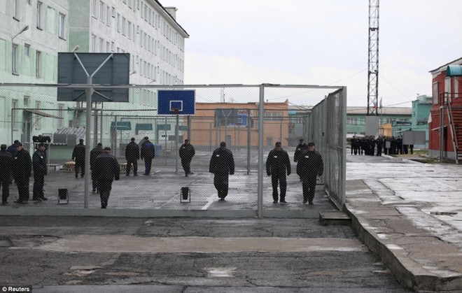 Giống như ở phần lớn các nhà tù, phạm nhân ở Krasnoyarsk phải tuân theo thời gian biểu hết sức chặt chẽ. Khu vui chơi của các tù nhân được bao vây bởi lưới sắt.