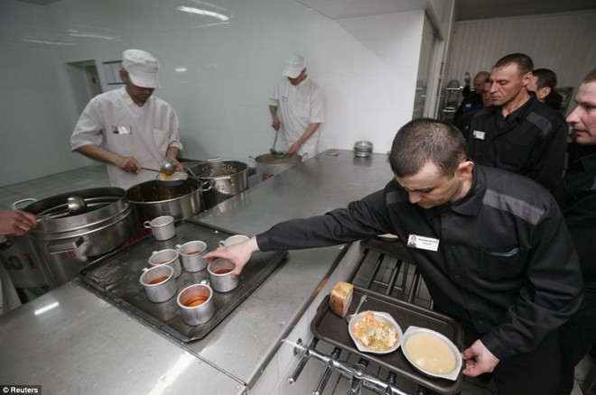 Suất ăn của các tù nhân thường có bánh mì, súp và rau.