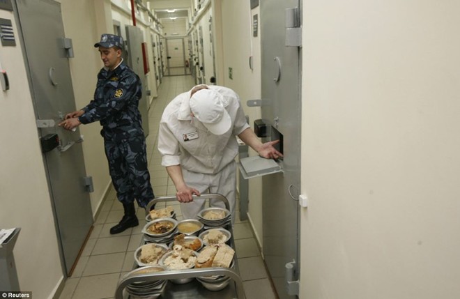 Thực phẩm được đưa tới phòng của các phạm nhân bị biệt giam.