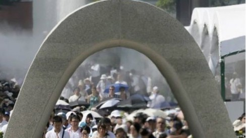 Người dân đã cầu nguyện cho các nạn nhân vụ đánh bom nguyên tử trước Công viên Tưởng niệm Hòa bình Hiroshima