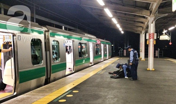Một người đàn ông ngủ gục trên sân ga.