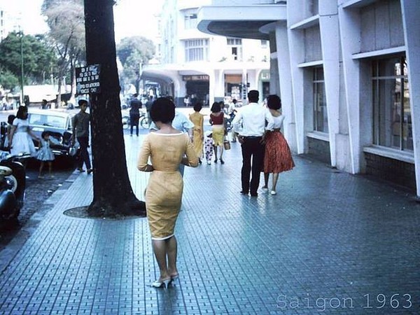 Phụ nữ Sài Gòn năm 1963. Thời đó, vào mỗi chiều cuối tuần, phụ nữ Sài Gòn thường đi dạo, bát phố trên đường Lê Lợi, Tự Do.