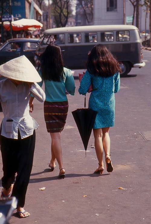 Phụ nữ Sài Gòn những năm 60 rất ưa mua sắm, chưng diện. Họ khéo léo trong việc chọn phục trang họa tiết nền nã, màu đơn sắc đem đến vẻ thanh lịch mà sang trọng.