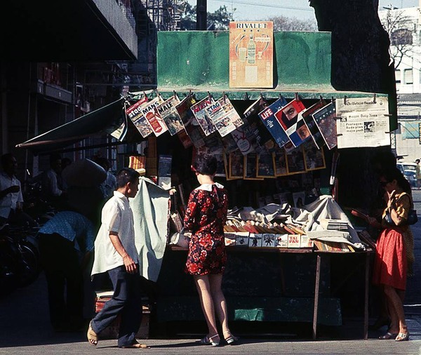 Kiốt sách báo góc đường Tự Do và Nguyễn Văn Thinh (Nay là đường Đồng Khởi và Mạc Thị Bưởi, Quận 1). Ảnh được chụp vào tháng 4 năm 1969.