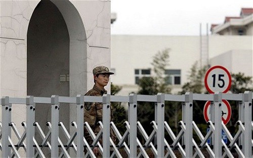 Lính gác tại tòa nhà được cho là “căn cứ” của “quân đoàn tin tặc bí ẩn” tại thành phố Thượng Hải, Trung Quốc.(ảnh Baotintuc.vn)