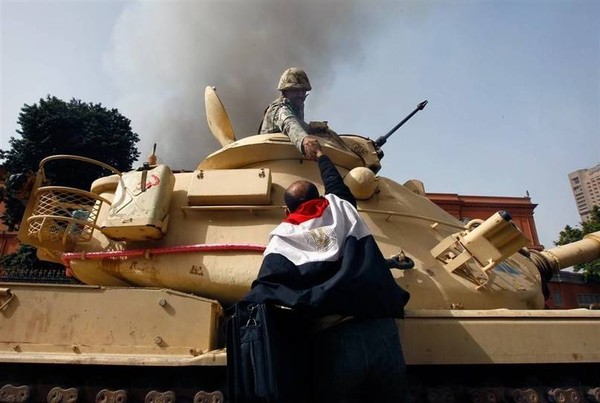 Một người đàn ông Ai Cập đang bắt tay một binh sĩ quân đội để tỏ lòng biết ơn sau khi họ khẳng định sẽ không nổ súng vào những người dân vô tội tại thủ đô Cairo vào năm 2011.