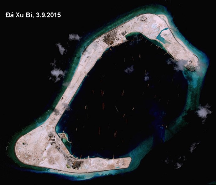  Trung Quốc đang xây đường băng trên đảo nhân tạo bồi đắp phi pháp ở Đá Xu Bi thuộc quần đảo Trường Sa của Việt Nam - Ảnh: DigitalGlobe