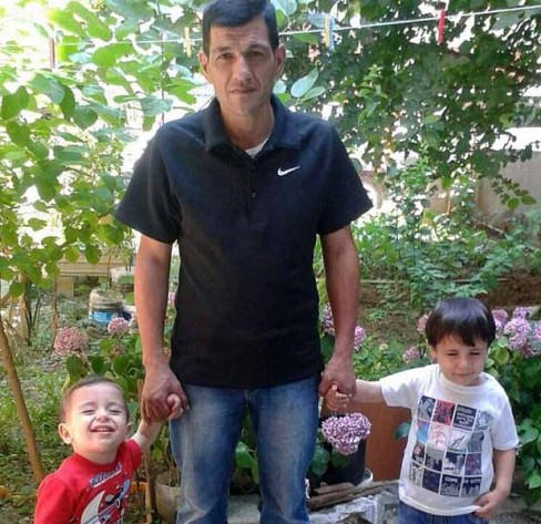 Ba bố con bé Aylan Kurdi nắm tay nhau chụp ảnh. Trong một cuộc phỏng vấn với báo giới sau bi kịch gia đình, ông Abdullah, cha của Aylan từng nghẹn ngào chia sẻ rằng, hai con trai ông là những đứa trẻ dễ thương nhất, tuyệt vời nhất thế giới. Nhưng nay mất vợ và 2 con trai đồng nghĩa với việc ông đã mất đi tất cả.