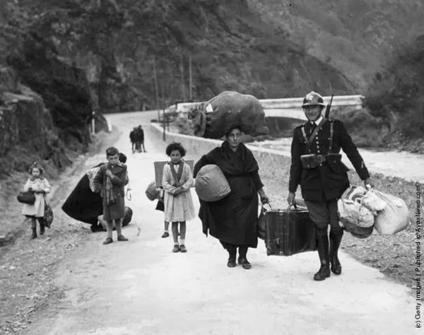 Người lính Pháp đang giúp đỡ một gia đình chạy trốn khỏi cuộc nội chiến Tây Ban Nha vào năm 1938.