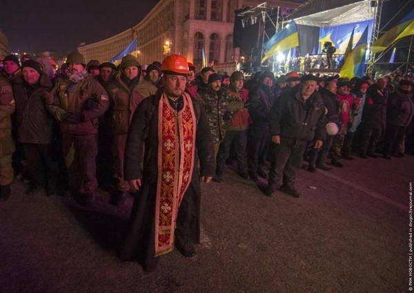 Vị linh mục dũng cảm đứng ra làm lá chắn giữa những người biểu tình và cảnh sát tại cuộc biểu tình cách mạng của Ukraina vào năm 2013.