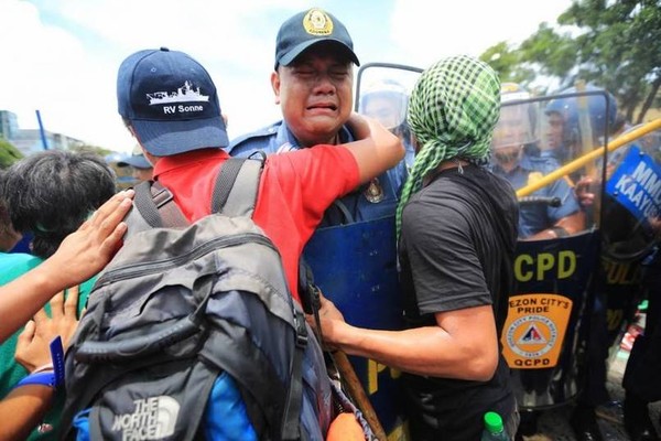 Joselito Sevilla, một cảnh sát người Philippines có đã bật khóc nức nở trong khi đang cố gắng làm nhiệm vụ ngăn cản dòng người biểu tình vào ngày 22/7/2013 tại thủ đô Manila. Cuộc biểu tình diễn ra trong bối cảnh có quá nhiều người phản đối chính sách giảm nghèo đói của Tổng thống Benigno Aquino. Khi bị một người biểu tình mắng nhiếc, người cảnh sát đã bật khóc nức nở: "Tôi là một cảnh sát. Tôi chỉ đang làm công việc của mình". Bức ảnh này đã khiến cộng đồng mạng chấn động.