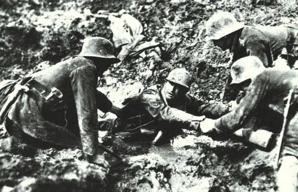 Ba binh sĩ Đức chung sức giúp một người lính Pháp bị mắc kẹt trong khu vực lầy lội Verdun. Bức ảnh được chụp vào năm 1916.