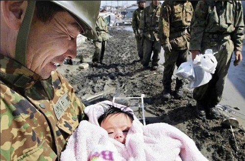 4 ngày sau trận động đất và sóng thần ở Nhật Bản tháng 3/2011, những người lính cứu hộ tìm thấy một em bé 4 tháng tuổi còn sống sót trong đống đổ nát. Bức ảnh tạo niềm tin về những kỳ tích trong thảm họa. Ảnh: Buzzfeed