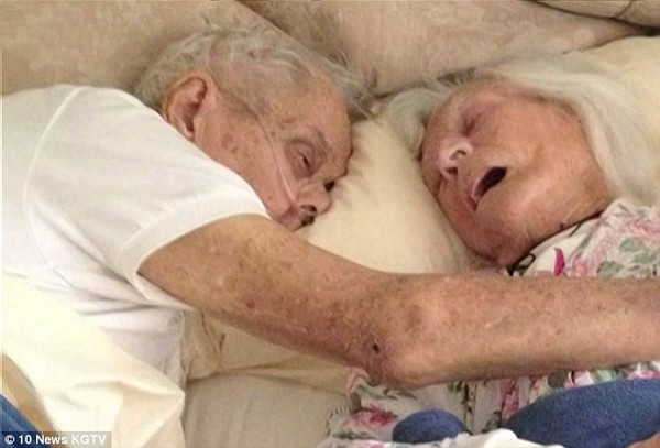 Cụ bà Jeanette Toczko, 96 tuổi, và cụ ông Alexander Toczko, 95 tuổi, ở San Diego, California, Mỹ, ôm nhau qua đời sau 75 năm chung sống. Hai người mất cách nhau vài giờ hôm 17/6. Bức ảnh cuối cùng của hai ông bà do con cháu chụp khiến hàng triệu người xem nghẹn ngào. Ảnh: KGTV