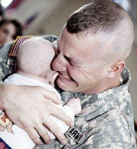 Khoảnh khắc một lính Mỹ lần đầu gặp con sau nhiều tháng chiến đấu tại chiến trường Iraq khiến nhiều người suy nghĩ về cái giá của chiến tranh. Ảnh: Buzzfeed